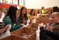 Grade school students helping at Thurston County Food Bank