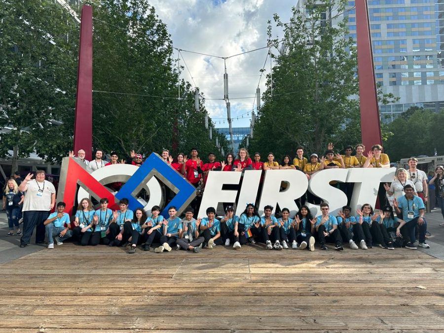 Group photo of the FRC robotics team at the world championships. 