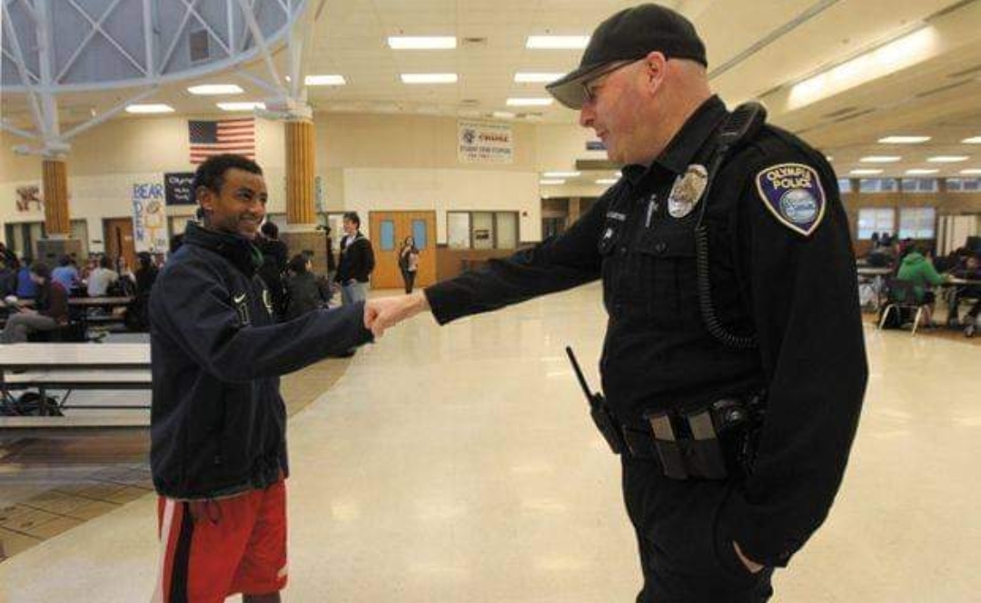 Former+School+Resource+Officer+Doug+Curtright+shakes+hands+with+an+OHS+student.+Photo+courtesy+of+Keep+a+School+Resource+Officer+at+OHS+on+Facebook.