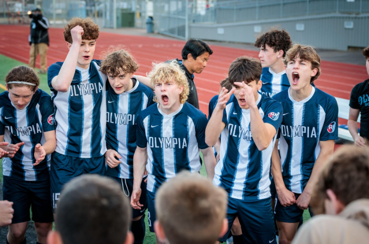 The players join together in a spirited huddle just before kickoff. Photo courtesy of Izayah Qiu. 