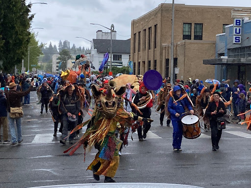 The Procession of the species brings together environmentalism and excitement. It's the symbol of Olympia's artistic community.